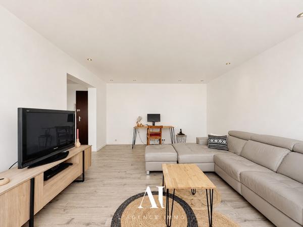 Appartement T3 de 99 m2 entièrement rénové et design avec une pièce de vie de 59 m2 , double balcon filant, garage, cave et parking privé, 01170 GEX