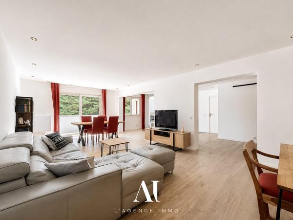 Appartement T3 de 99 m2 entièrement rénové et design avec une pièce de vie de 59 m2 , double balcon filant, garage, cave et parking privé, 01170 GEX