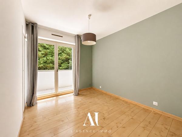 Appartement T3 de 99 m2 entièrement rénové et design avec une pièce de vie de 59 m2 , double balcon filant, garage, cave et parking privé, 01170 GEX