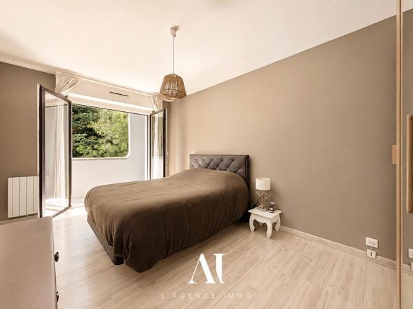 Appartement T3 de 99 m2 entièrement rénové et design avec une pièce de vie de 59 m2 , double balcon filant, garage, cave et parking privé, 01170 GEX