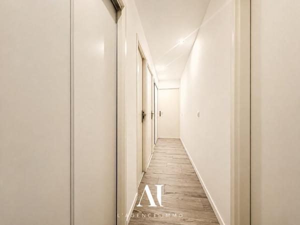 Appartement T3 de 99 m2 entièrement rénové et design avec une pièce de vie de 59 m2 , double balcon filant, garage, cave et parking privé, 01170 GEX