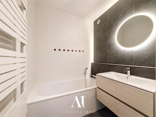 Appartement T3 de 99 m2 entièrement rénové et design avec une pièce de vie de 59 m2 , double balcon filant, garage, cave et parking privé, 01170 GEX
