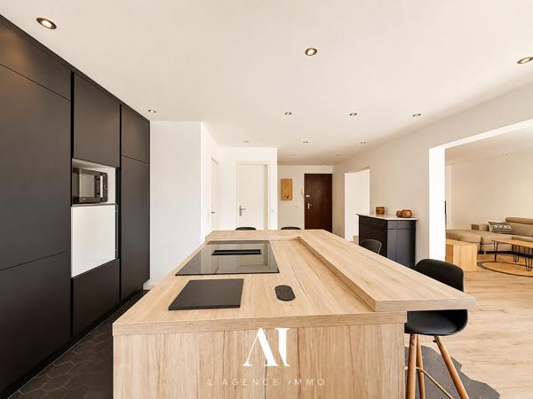 Appartement T3 de 99 m2 entièrement rénové et design avec une pièce de vie de 59 m2 , double balcon filant, garage, cave et parking privé, 01170 GEX