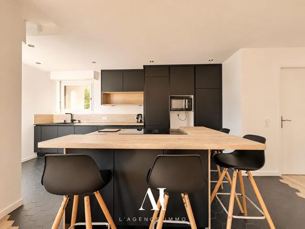 Appartement T3 de 99 m2 entièrement rénové et design avec une pièce de vie de 59 m2 , double balcon filant, garage, cave et parking privé, 01170 GEX