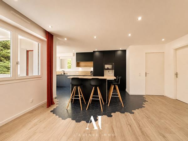 Appartement T3 de 99 m2 entièrement rénové et design avec une pièce de vie de 59 m2 , double balcon filant, garage, cave et parking privé, 01170 GEX