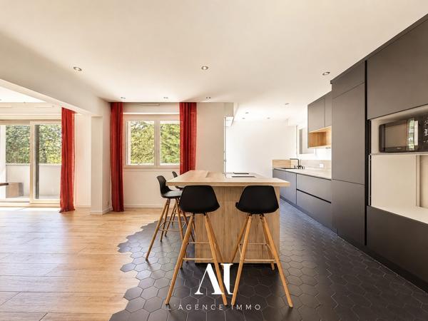 Appartement T3 de 99 m2 entièrement rénové et design avec une pièce de vie de 59 m2 , double balcon filant, garage, cave et parking privé, 01170 GEX