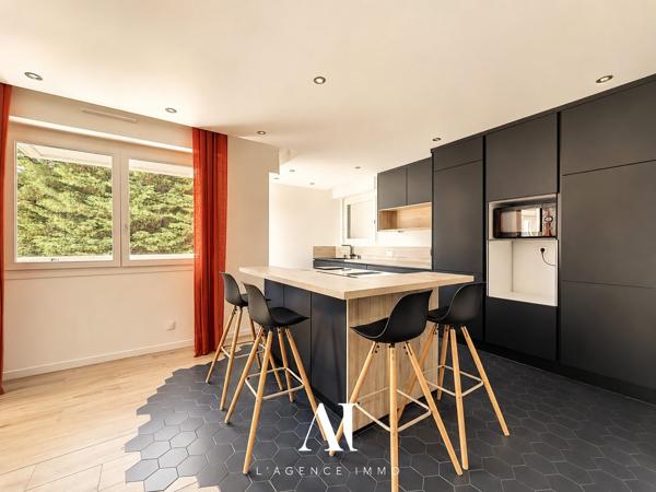 Appartement T3 de 99 m2 entièrement rénové et design avec une pièce de vie de 59 m2 , double balcon filant, garage, cave et parking privé, 01170 GEX