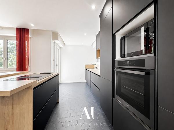 Appartement T3 de 99 m2 entièrement rénové et design avec une pièce de vie de 59 m2 , double balcon filant, garage, cave et parking privé, 01170 GEX