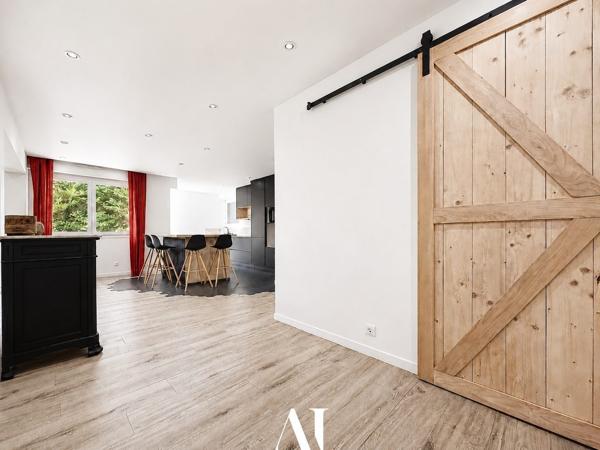 Appartement T3 de 99 m2 entièrement rénové et design avec une pièce de vie de 59 m2 , double balcon filant, garage, cave et parking privé, 01170 GEX