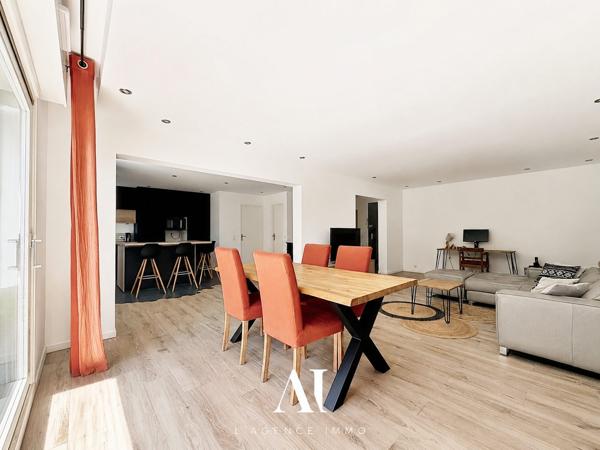 Appartement T3 de 99 m2 entièrement rénové et design avec une pièce de vie de 59 m2 , double balcon filant, garage, cave et parking privé, 01170 GEX