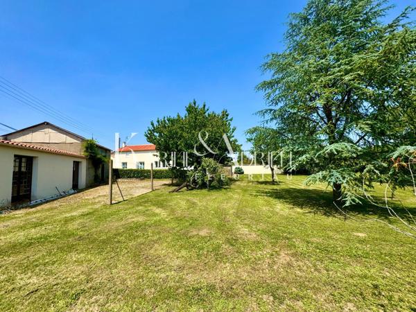 MAISON 3 CHAMBRES, JARDIN, GARAGE, DÉPENDANCES, GRENIER et PRÉAU