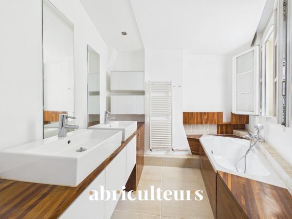 PARIS MONTMARTRE DUPLEX 3 PIÈCES 2 CHAMBRES 72 M2 2594 € Charges Comprises