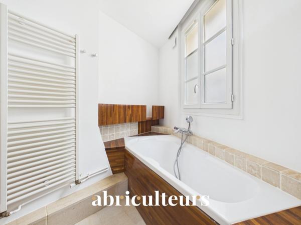 PARIS MONTMARTRE DUPLEX 3 PIÈCES 2 CHAMBRES 72 M2 2594 € Charges Comprises