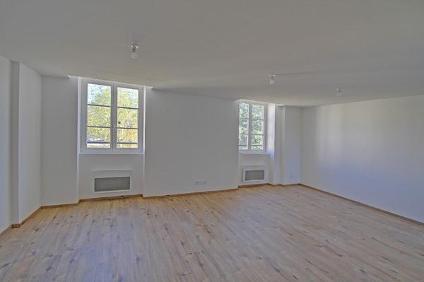 Appartement de charme à Brignais 4 pièces de 82 m2 dans Bâtiment ancien et son parc.