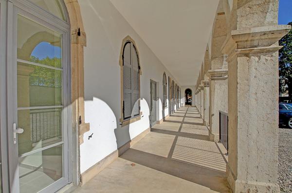 Appartement de charme à Brignais 4 pièces de 82 m2 dans Bâtiment ancien et son parc.