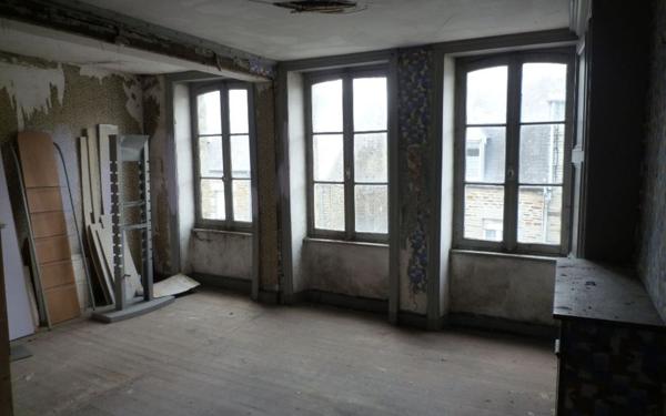 Immeuble à vendre    3 pièces • 80 m2 Vassy