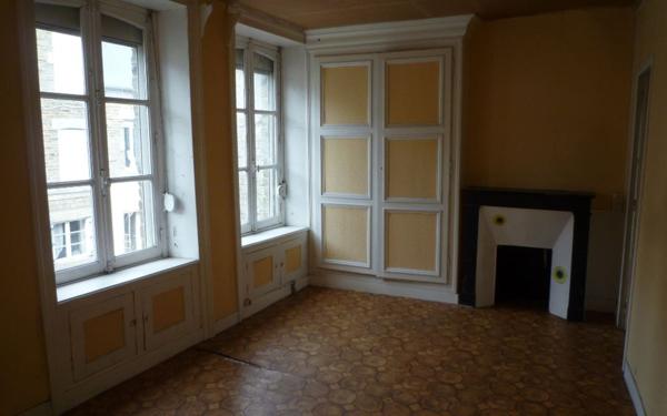 Immeuble à vendre    3 pièces • 80 m2 Vassy