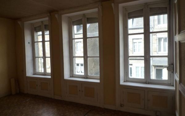 Immeuble à vendre    3 pièces • 80 m2 Vassy