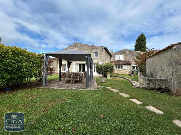 Maison à louer 8 pièces 289m² Prignac (17610)