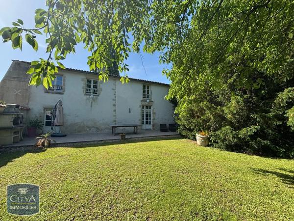 Maison à louer 8 pièces 289m² Prignac (17610)