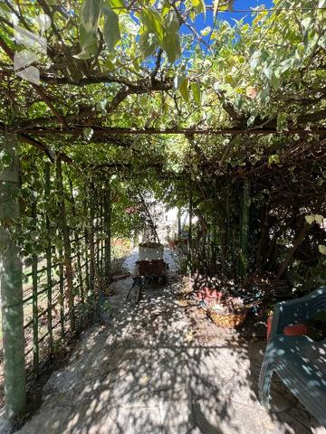 Maison mitoyenne par le garage d'environ 86 m² sur un terrain clos et arboré de 333 m².