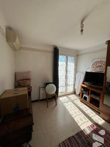 Maison mitoyenne par le garage d'environ 86 m² sur un terrain clos et arboré de 333 m².