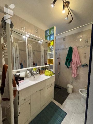 Maison mitoyenne par le garage d'environ 86 m² sur un terrain clos et arboré de 333 m².