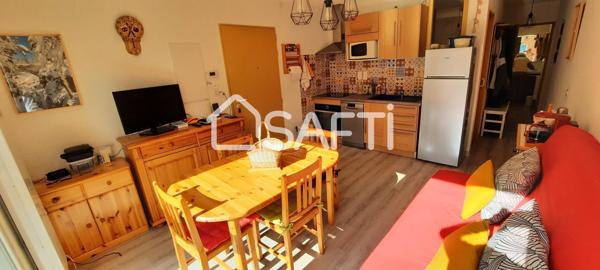 Vue dégagée sur la montagne et le village