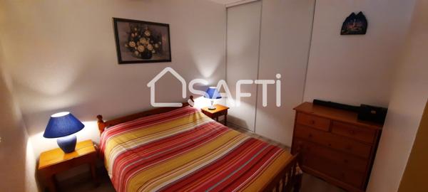 Vue dégagée sur la montagne et le village