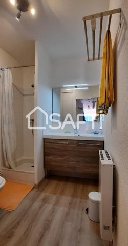 Vue dégagée sur la montagne et le village