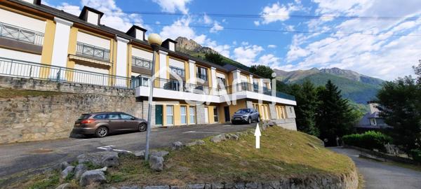 Vue dégagée sur la montagne et le village