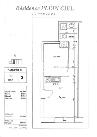Vue dégagée sur la montagne et le village