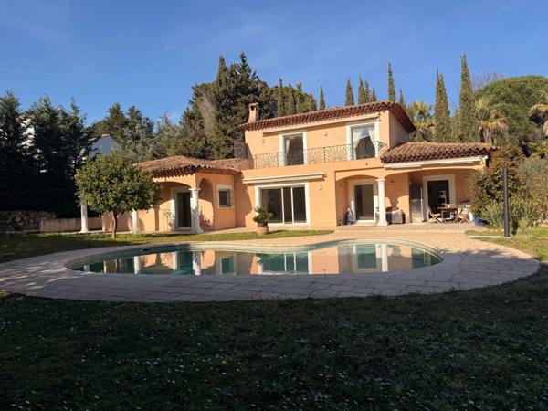 Villa Mandelieu-la-Napoule – Minelle – 300 m² – Terrain plat – Piscine – 4 suites – Triple garage