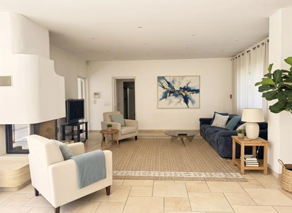 Villa Mandelieu-la-Napoule – Minelle – 300 m² – Terrain plat – Piscine – 4 suites – Triple garage