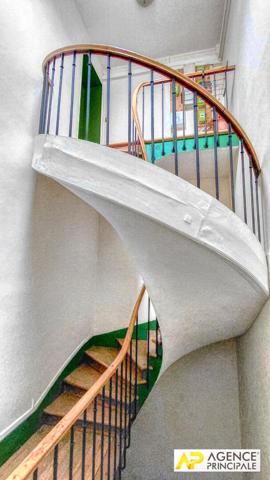 Versailles Notre-Dame Appartement 2 pièce(s) 60 m2 au sol (30,52 m² carrez ) situé au 3ème et dernier étage €395 000 ** - Référence 25937