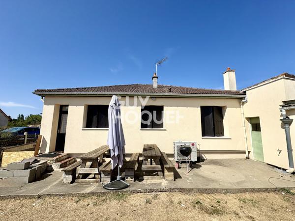 Maison à Fleuré avec terrain et dépendances