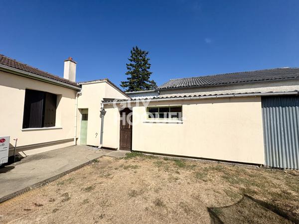 Maison à Fleuré avec terrain et dépendances