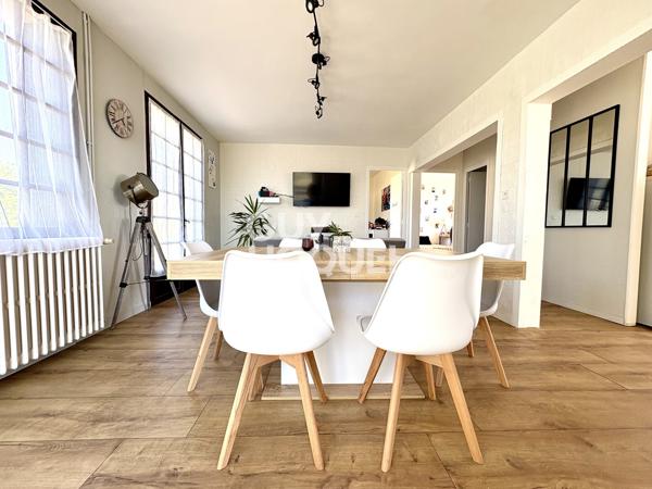 Maison à Fleuré avec terrain et dépendances