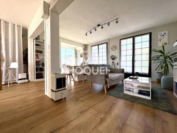 Maison à Fleuré avec terrain et dépendances