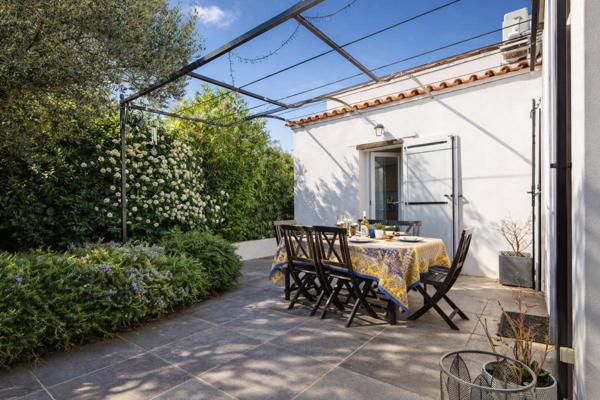 Bouc Bel Air  Maison de plain-pied  5 pièces  110 m²  Piscine  Au calme