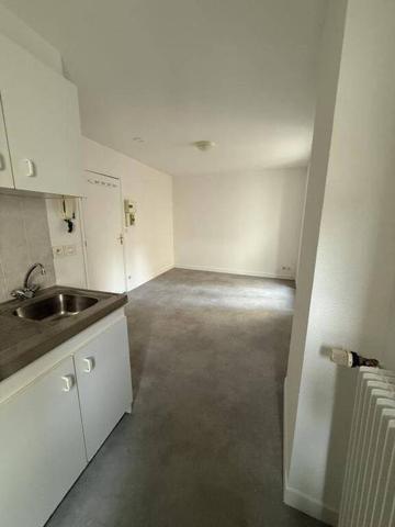 Studio au 1er étage d'une petit immeuble