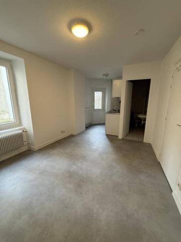 Studio au 1er étage d'une petit immeuble