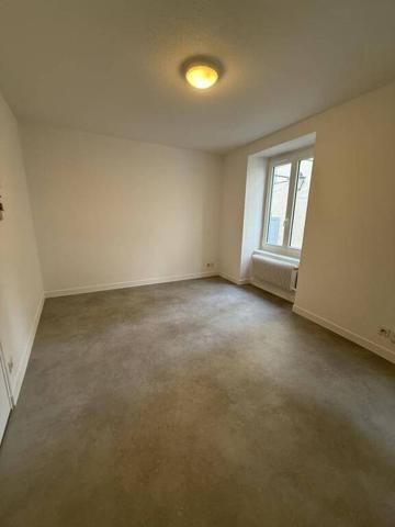 Studio au 1er étage d'une petit immeuble