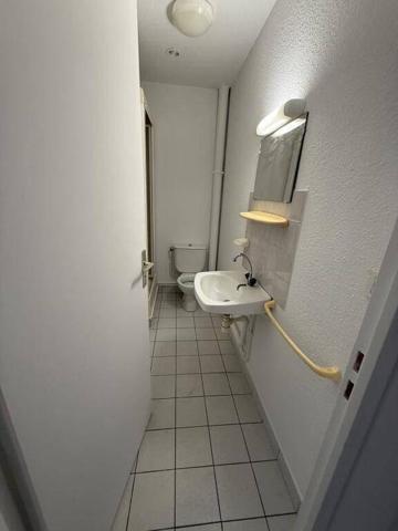 Studio au 1er étage d'une petit immeuble