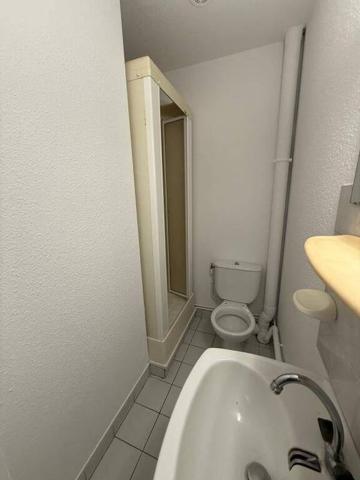 Studio au 1er étage d'une petit immeuble