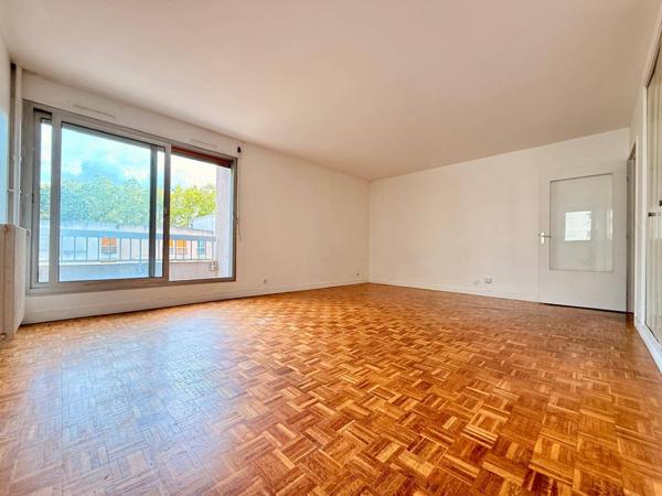Beau studio 39 m² avec cave et parking à Cergy