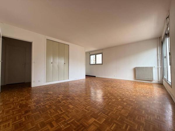 Beau studio 39 m² avec cave et parking à Cergy