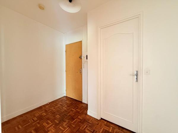 Beau studio 39 m² avec cave et parking à Cergy