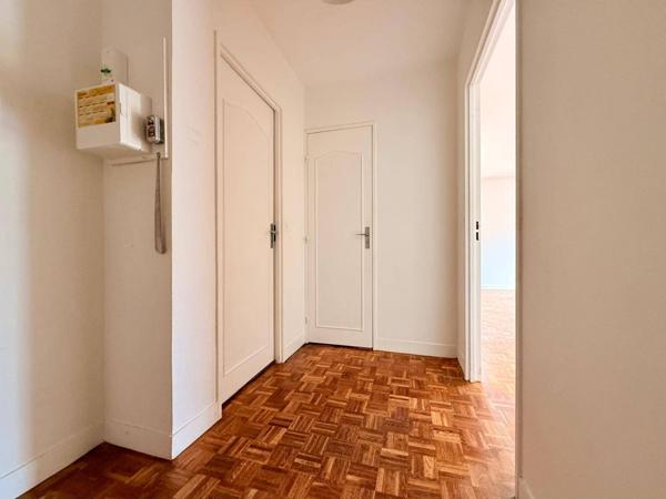 Beau studio 39 m² avec cave et parking à Cergy