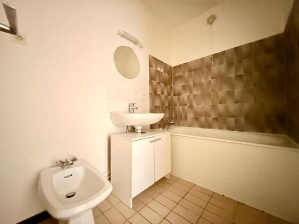 Beau studio 39 m² avec cave et parking à Cergy